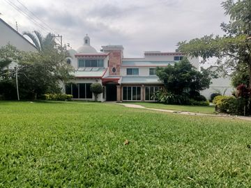 Venta de amplia casa con recámara en planta baja en Lomas Trujillo, Morelos