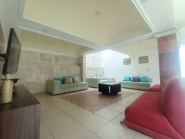 Venta de amplia casa con recámara en planta baja en Lomas Trujillo, Morelos