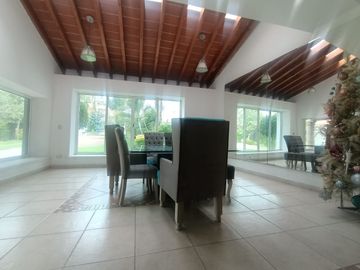 Venta de amplia casa con recámara en planta baja en Lomas Trujillo, Morelos