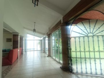 Venta de amplia casa con recámara en planta baja en Lomas Trujillo, Morelos