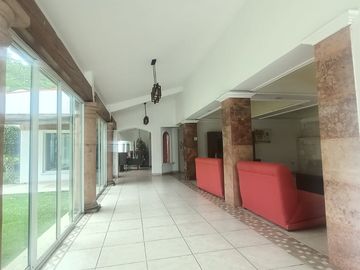 Venta de amplia casa con recámara en planta baja en Lomas Trujillo, Morelos