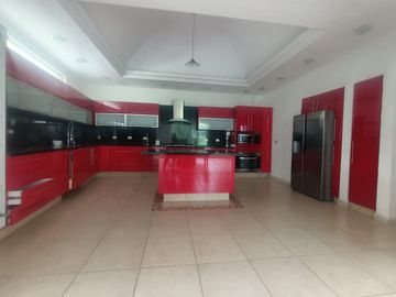 Venta de amplia casa con recámara en planta baja en Lomas Trujillo, Morelos