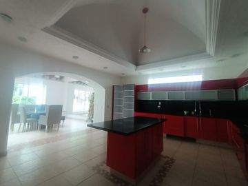 Venta de amplia casa con recámara en planta baja en Lomas Trujillo, Morelos