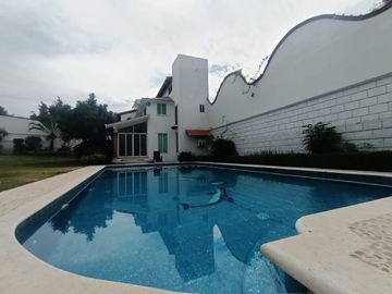 Venta de amplia casa con recámara en planta baja en Lomas Trujillo, Morelos