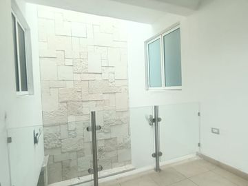 Venta de amplia casa con recámara en planta baja en Lomas Trujillo, Morelos