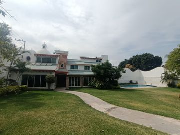 Venta de amplia casa con recámara en planta baja en Lomas Trujillo, Morelos