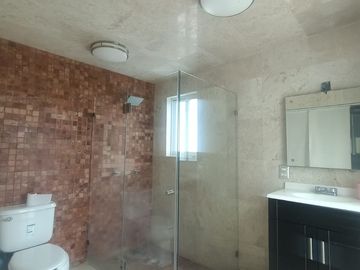 Venta de amplia casa con recámara en planta baja en Lomas Trujillo, Morelos