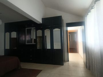 Venta de amplia casa con recámara en planta baja en Lomas Trujillo, Morelos