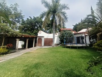 Venta de amplia casa con recámara en planta baja en Lomas Trujillo, Morelos