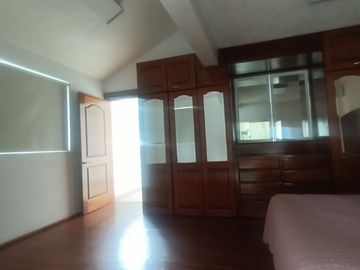 Venta de amplia casa con recámara en planta baja en Lomas Trujillo, Morelos