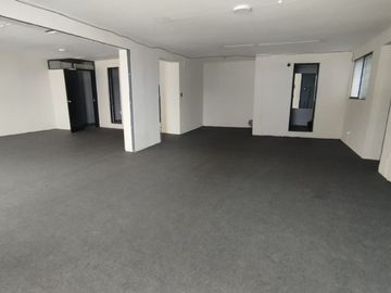 🏢 **Oficina en Alquiler - Av. Alejandro Velasco Astete **