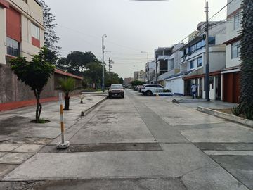 URB. CIPRECES ALQUILO BONITO DPTO. MODERNO 125M2 5TO. PISO S/2,500 MENSUAL (2+1)  VISTA CALLE, CON ASENSOR.
