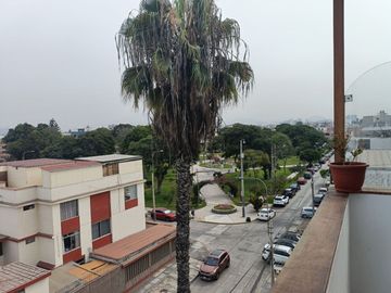 URB. CIPRECES ALQUILO BONITO DPTO. MODERNO 125M2 5TO. PISO S/2,500 MENSUAL (2+1)  VISTA CALLE, CON ASENSOR.