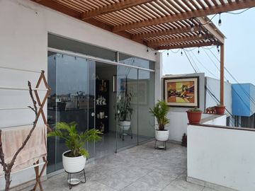 URB. CIPRECES ALQUILO BONITO DPTO. MODERNO 125M2 5TO. PISO S/2,500 MENSUAL (2+1)  VISTA CALLE, CON ASENSOR.