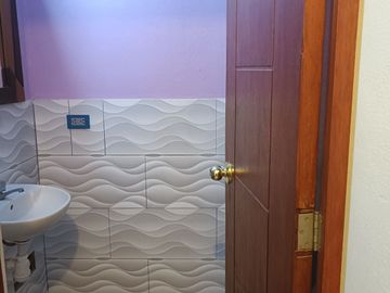 URB. CIPRECES ALQUILO BONITO DPTO. MODERNO 125M2 5TO. PISO S/2,500 MENSUAL (2+1)  VISTA CALLE, CON ASENSOR.