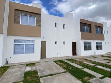 CASA EN VENTA ATRAS DE WALMART SANTA RITA, EN VILLA DE POZOS, MUY CERTQUITA DE LAIGLESIA