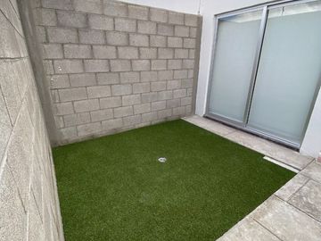 CASA EN VENTA ATRAS DE WALMART SANTA RITA, EN VILLA DE POZOS, MUY CERTQUITA DE LAIGLESIA