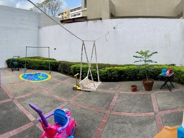 Venta de amplia casa de tres dormitorios Urb. San Sebastián, Samborondón, Guayaquil