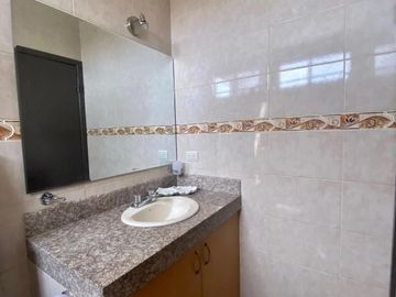 Venta de amplia casa de tres dormitorios Urb. San Sebastián, Samborondón, Guayaquil