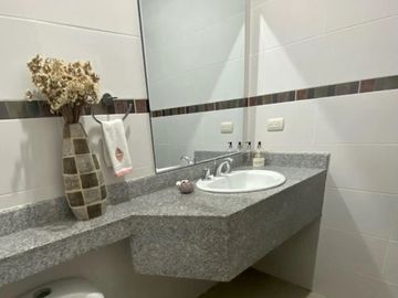 Venta de amplia casa de tres dormitorios Urb. San Sebastián, Samborondón, Guayaquil