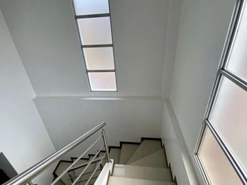 Venta de amplia casa de tres dormitorios Urb. San Sebastián, Samborondón, Guayaquil