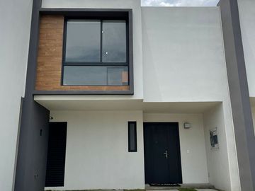 CASA EN VENTA TOLUCA CERCA DEL PARQUE TOLUCA 2000 Y DEL AEROPUERTO INTERNACIONAL