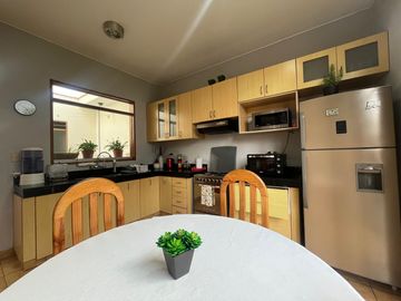Linda casa en condominio con ingreso independiente