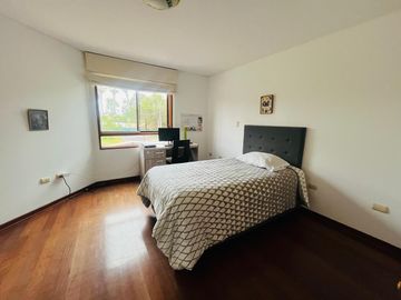 Linda casa en condominio con ingreso independiente