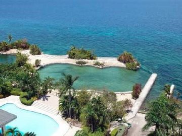 Three Bedrooms Beach Condo Unit in Coral Point