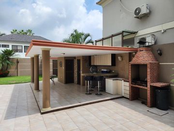 Venta de Casa con piscina en Samborondón, Guayaquil