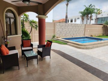 Venta de Casa con piscina en Samborondón, Guayaquil