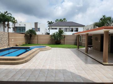 Venta de Casa con piscina en Samborondón, Guayaquil