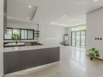 5BR HOUSE & LOT; MANILA SOUTHWOODS - CARMONA, CAVITE