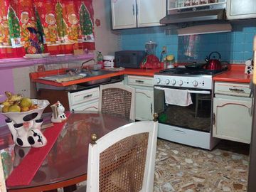 VENDO CASA 2 PLANTAS 4 RECAMARAS, EXCELENTE UBICACIONE, EN VILLA DE LAS FLORES