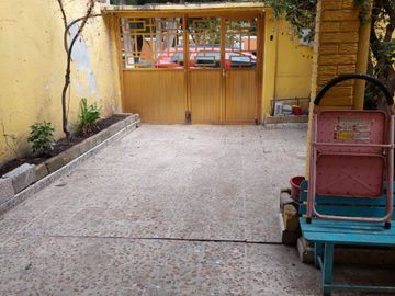 VENDO CASA 2 PLANTAS 4 RECAMARAS, EXCELENTE UBICACIONE, EN VILLA DE LAS FLORES