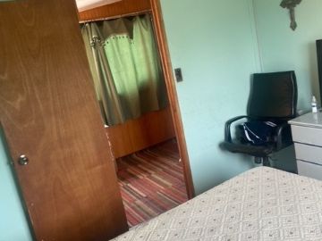 SE VENDE COMODA Y AMPLIA PROPIEDAD UBICAD EN LA COMUNA DE LA REINA , 5 DORMITORIOS  , AMPLIO LIVING COMEDOR , ESTACIONAMIENTO , QUINCHO , PASAJA CERRA
