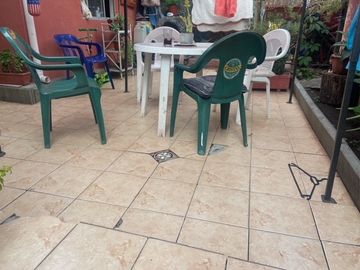 SE VENDE COMODA Y AMPLIA PROPIEDAD UBICAD EN LA COMUNA DE LA REINA , 5 DORMITORIOS  , AMPLIO LIVING COMEDOR , ESTACIONAMIENTO , QUINCHO , PASAJA CERRA