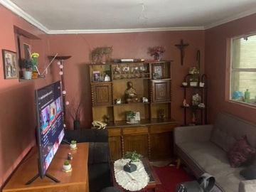 SE VENDE COMODA Y AMPLIA PROPIEDAD UBICAD EN LA COMUNA DE LA REINA , 5 DORMITORIOS  , AMPLIO LIVING COMEDOR , ESTACIONAMIENTO , QUINCHO , PASAJA CERRA