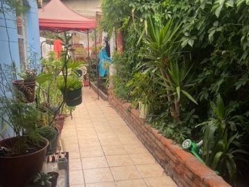SE VENDE COMODA Y AMPLIA PROPIEDAD UBICAD EN LA COMUNA DE LA REINA , 5 DORMITORIOS  , AMPLIO LIVING COMEDOR , ESTACIONAMIENTO , QUINCHO , PASAJA CERRA