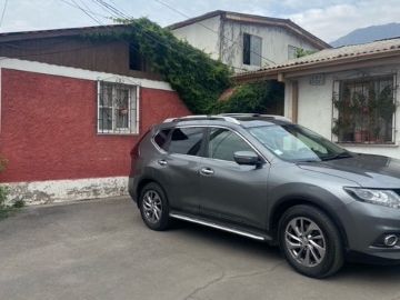 SE VENDE COMODA Y AMPLIA PROPIEDAD UBICAD EN LA COMUNA DE LA REINA , 5 DORMITORIOS  , AMPLIO LIVING COMEDOR , ESTACIONAMIENTO , QUINCHO , PASAJA CERRA