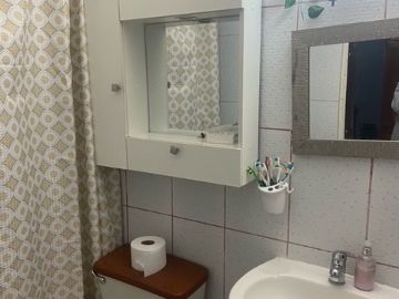 SE VENDE COMODA Y AMPLIA PROPIEDAD UBICAD EN LA COMUNA DE LA REINA , 5 DORMITORIOS  , AMPLIO LIVING COMEDOR , ESTACIONAMIENTO , QUINCHO , PASAJA CERRA