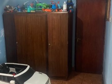 SE VENDE COMODA Y AMPLIA PROPIEDAD UBICAD EN LA COMUNA DE LA REINA , 5 DORMITORIOS  , AMPLIO LIVING COMEDOR , ESTACIONAMIENTO , QUINCHO , PASAJA CERRA