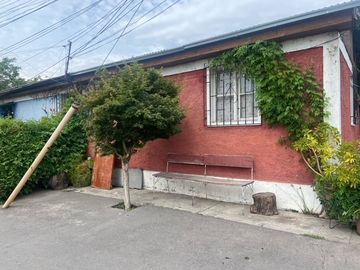 SE VENDE COMODA Y AMPLIA PROPIEDAD UBICAD EN LA COMUNA DE LA REINA , 5 DORMITORIOS  , AMPLIO LIVING COMEDOR , ESTACIONAMIENTO , QUINCHO , PASAJA CERRA