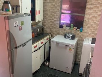 SE VENDE COMODA Y AMPLIA PROPIEDAD UBICAD EN LA COMUNA DE LA REINA , 5 DORMITORIOS  , AMPLIO LIVING COMEDOR , ESTACIONAMIENTO , QUINCHO , PASAJA CERRA