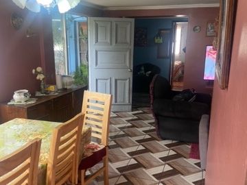 SE VENDE COMODA Y AMPLIA PROPIEDAD UBICAD EN LA COMUNA DE LA REINA , 5 DORMITORIOS  , AMPLIO LIVING COMEDOR , ESTACIONAMIENTO , QUINCHO , PASAJA CERRA