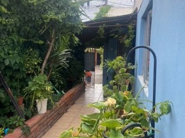 SE VENDE COMODA Y AMPLIA PROPIEDAD UBICAD EN LA COMUNA DE LA REINA , 5 DORMITORIOS  , AMPLIO LIVING COMEDOR , ESTACIONAMIENTO , QUINCHO , PASAJA CERRA