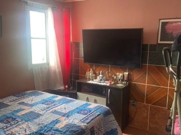 SE VENDE COMODA Y AMPLIA PROPIEDAD UBICAD EN LA COMUNA DE LA REINA , 5 DORMITORIOS  , AMPLIO LIVING COMEDOR , ESTACIONAMIENTO , QUINCHO , PASAJA CERRA