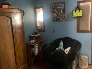 SE VENDE COMODA Y AMPLIA PROPIEDAD UBICAD EN LA COMUNA DE LA REINA , 5 DORMITORIOS  , AMPLIO LIVING COMEDOR , ESTACIONAMIENTO , QUINCHO , PASAJA CERRA