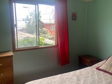 SE VENDE COMODA Y AMPLIA PROPIEDAD UBICAD EN LA COMUNA DE LA REINA , 5 DORMITORIOS  , AMPLIO LIVING COMEDOR , ESTACIONAMIENTO , QUINCHO , PASAJA CERRA