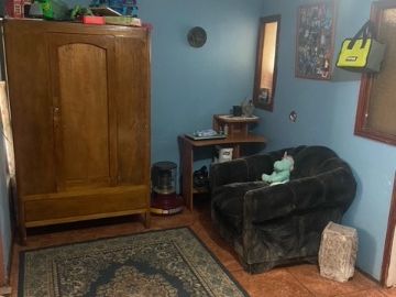 SE VENDE COMODA Y AMPLIA PROPIEDAD UBICAD EN LA COMUNA DE LA REINA , 5 DORMITORIOS  , AMPLIO LIVING COMEDOR , ESTACIONAMIENTO , QUINCHO , PASAJA CERRA